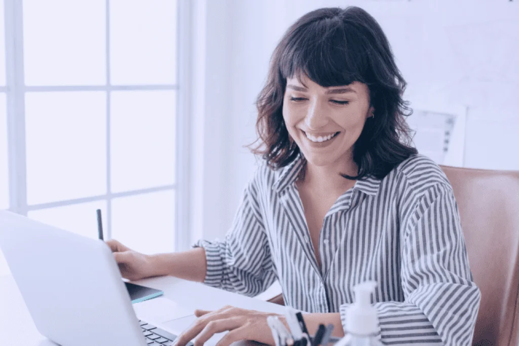 Mitarbeitende absolviert eine E-Learning-Schulung konzentriert am Laptop