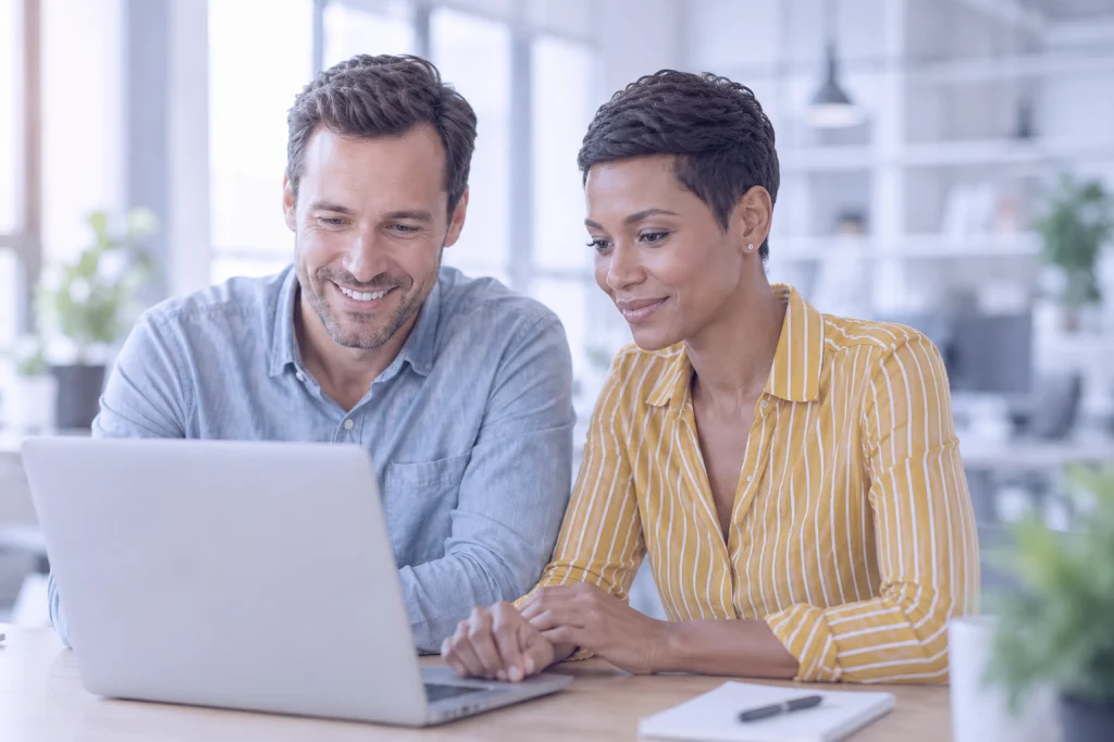 Compliance-Verantwortliche planen am Laptop die Vorbereitung auf die CSDDD-Anforderungen