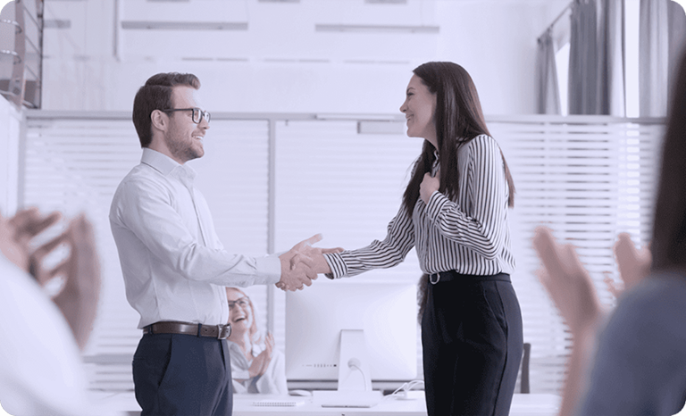 Onboarding-Checkliste: 4 Phasen + 7 Praxis-Tipps für ein gelungenes Onboarding