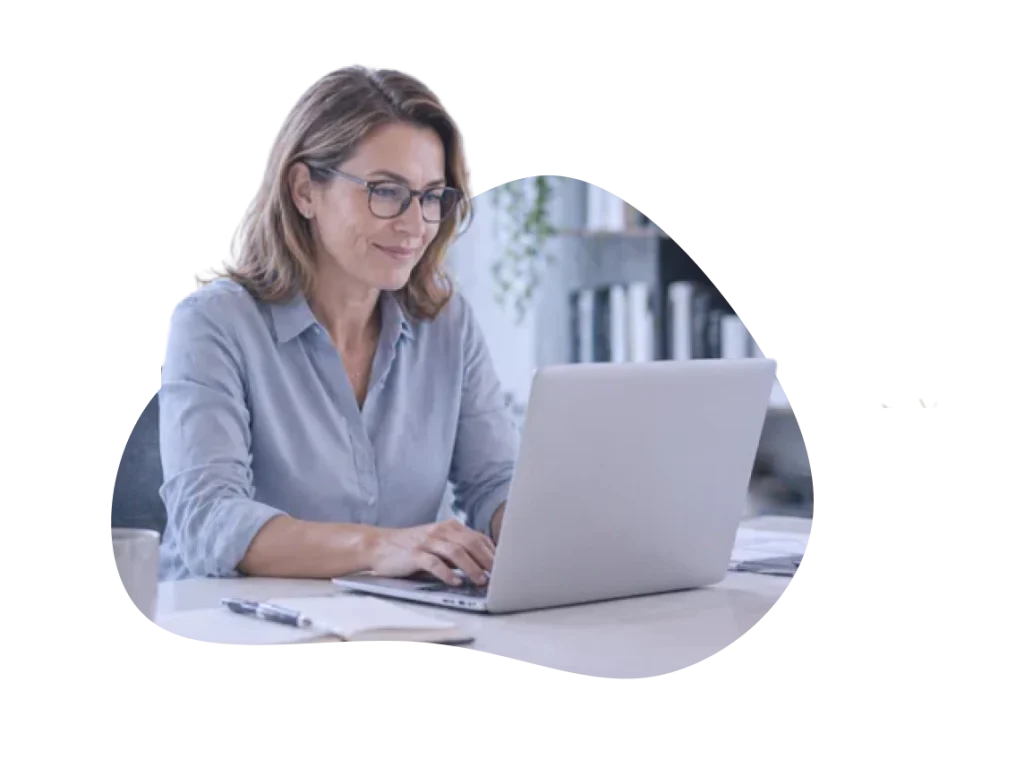 Eine Mitarbeitende absolviert am Laptop einen Microsoft 365 Office-Kurs auf der reteach-Lernplattform.